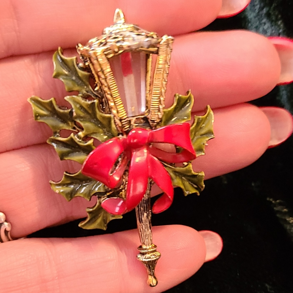 Vintage Hollycraft Lantern Christmas Brooch Pin Holiday Gold-Tone Mid-Century